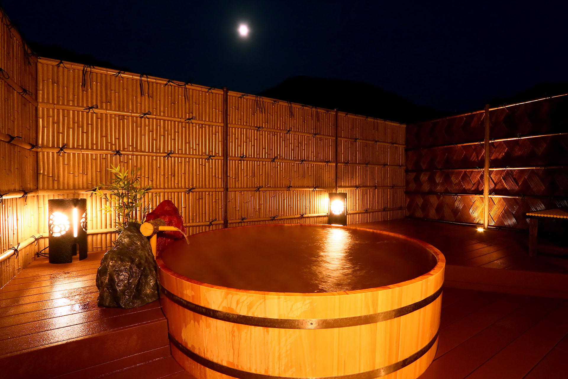 波音を感じる露天風呂